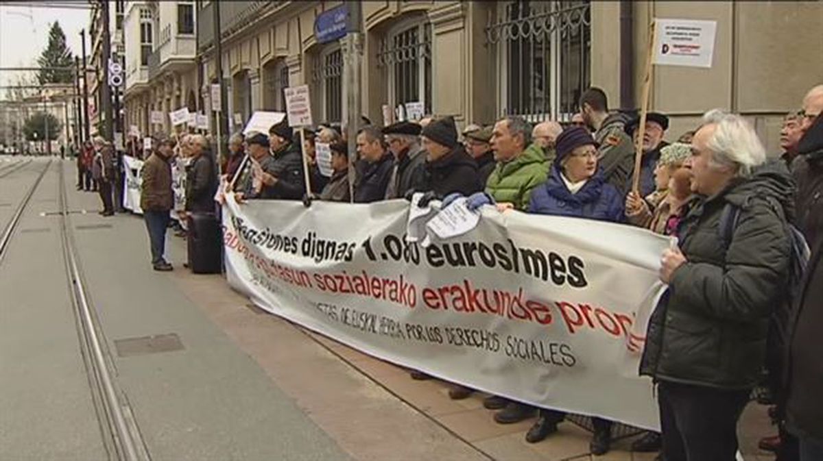 Protesta de los pensionistas ante el Parlamento Vasco