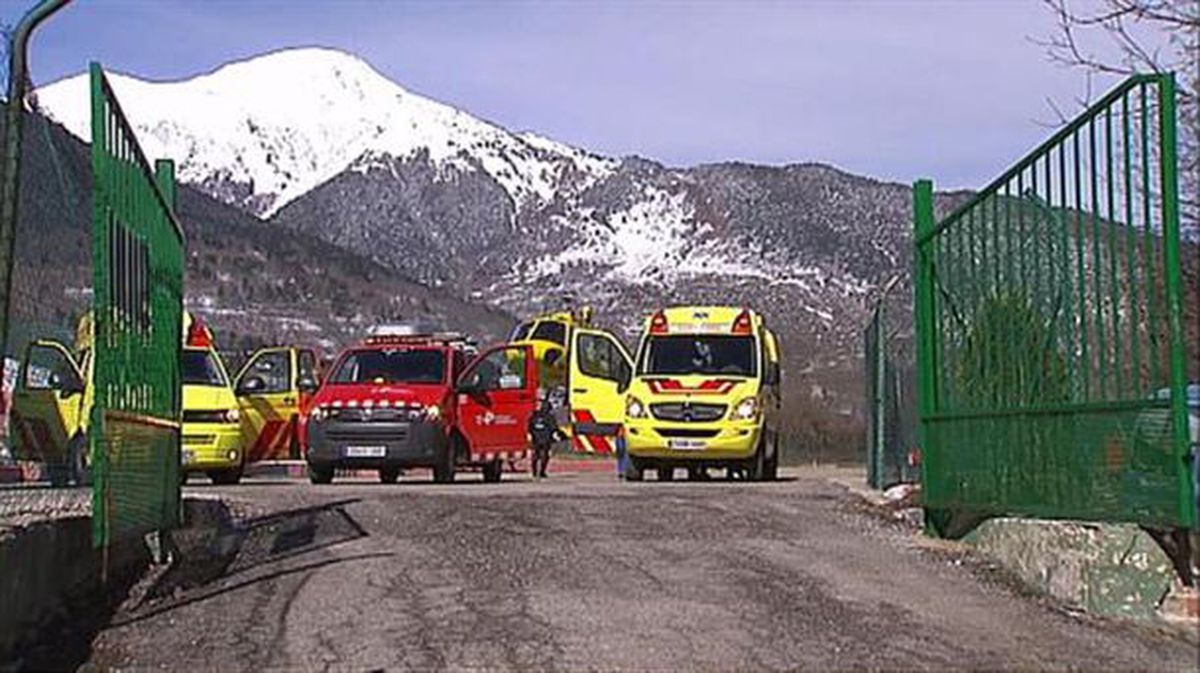 Los servicios de emergencia trabajando en Vall d'Aran (Lleida)
