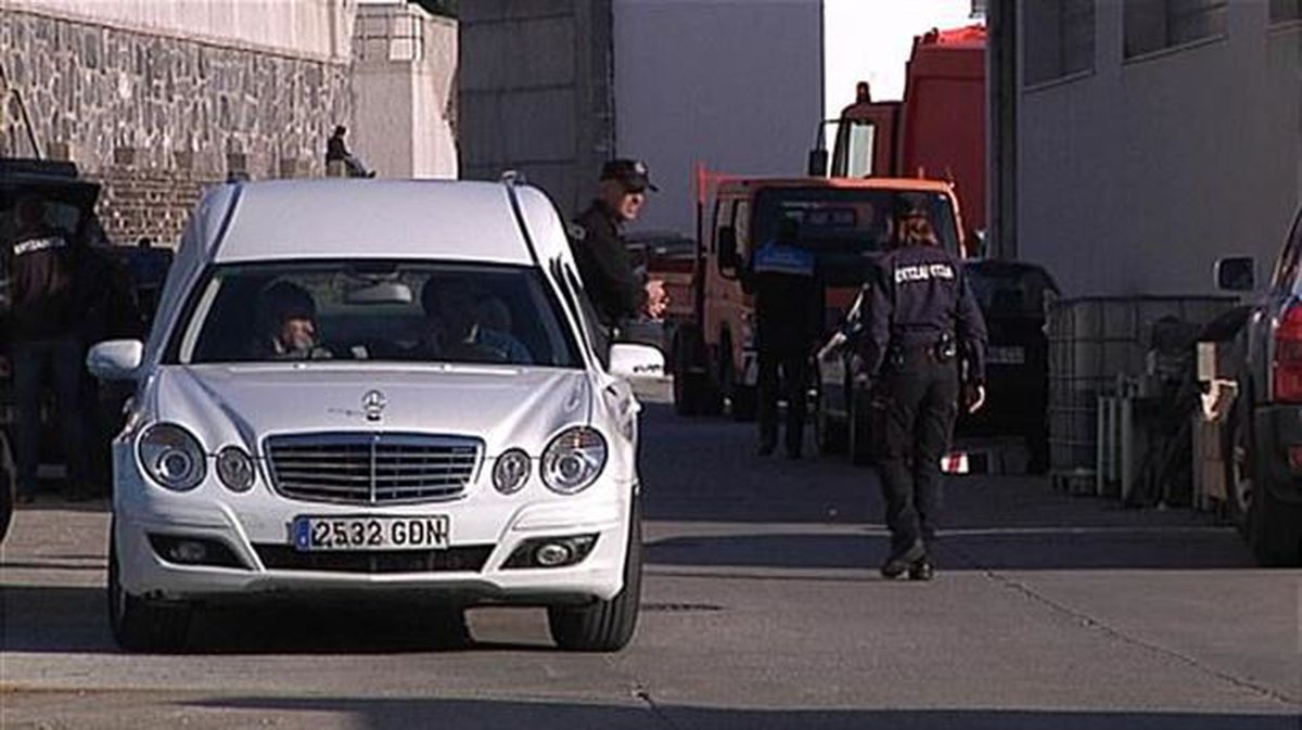 Varios ertzainas y un coche fúnebre en el puerto de Ondarroa. Foto capturada de un vídeo de EiTB.