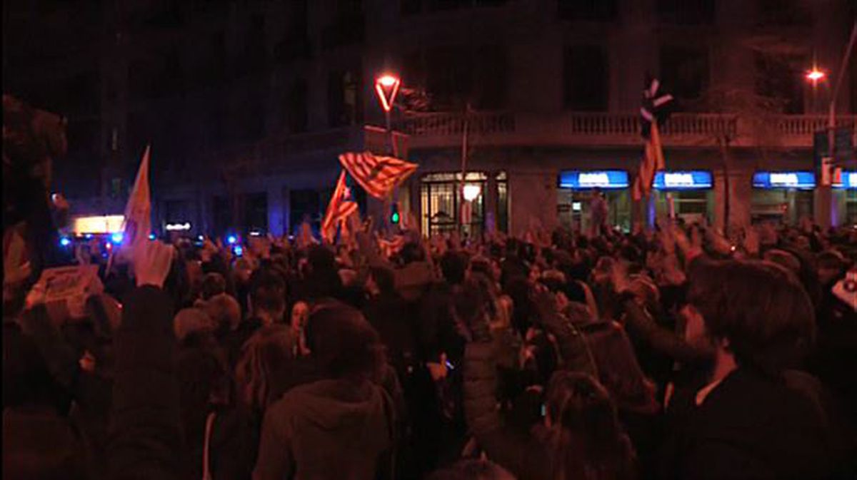 Miles de personas protestan en Cataluña contra los encarcelamientos