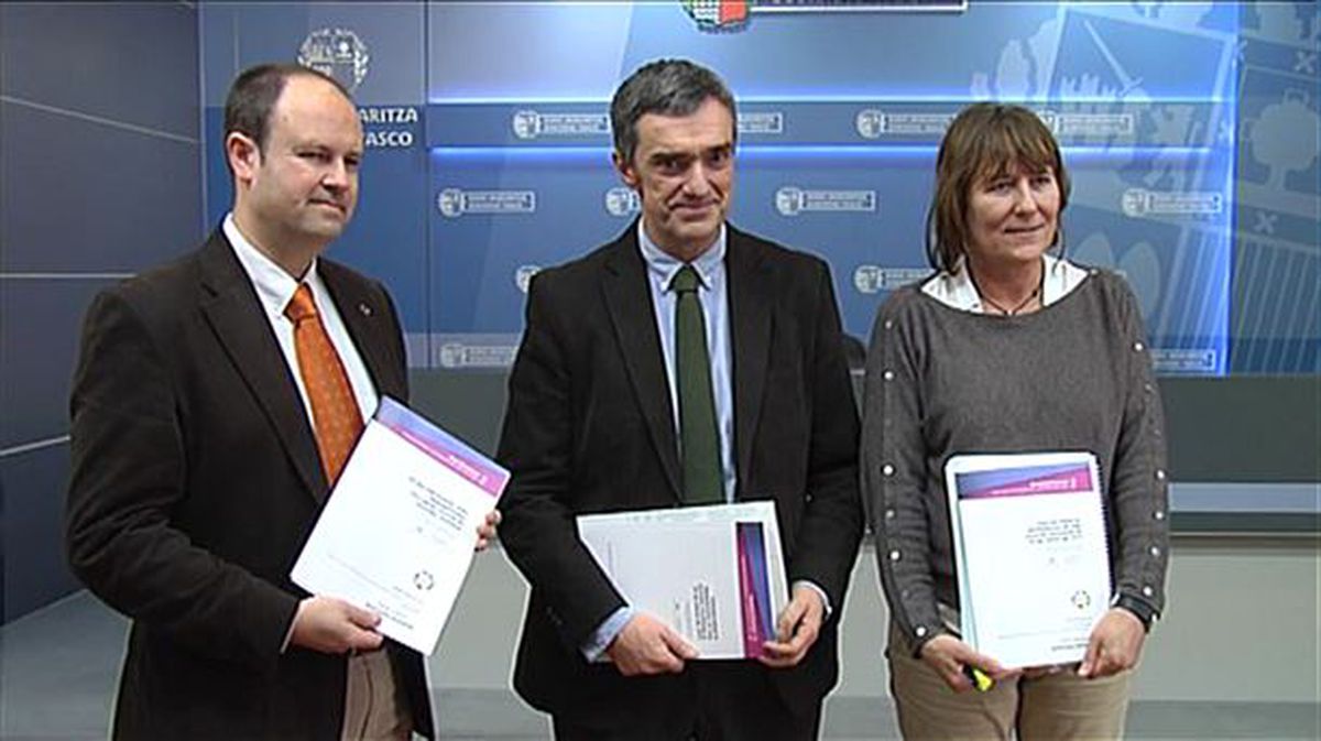 Jonan Fernández, Bertha Gaztelumendi y Jon Mirena Landa en la presentación del informe. EFE