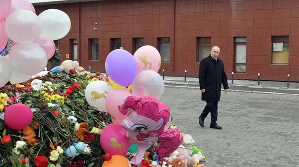 Vladímir Putin visita el altar montado en memoria de las víctimas del incendio. Foto: EFE.