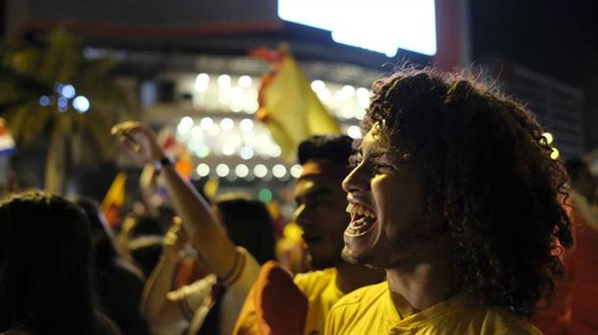 Ciudadanos celebran la victoria de Alvarado en las calles costarricenses. Foto: EFE