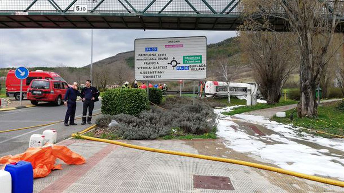 Vuelco de camión en Ansoáin y vertido de gasoil al Arga. Foto: Bomberos Navarra.