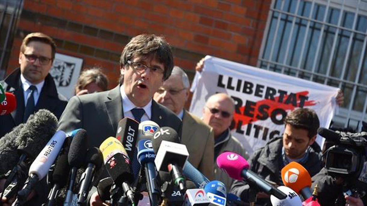 Carles Puigdemont, atzo, espetxearen atarian. Argazkia: EFE. 