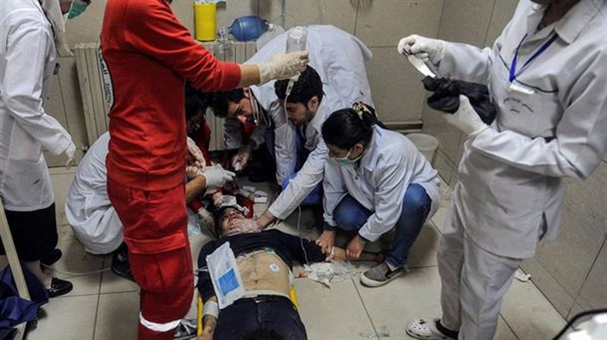 Médicos atienden a una persona tras el supuesto ataque químico. Foto de archivo: EFE