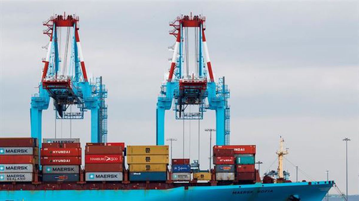 Vista de unos contenedores de transporte en el puerto de Newark, en Estados Unidos. Foto: EFE.