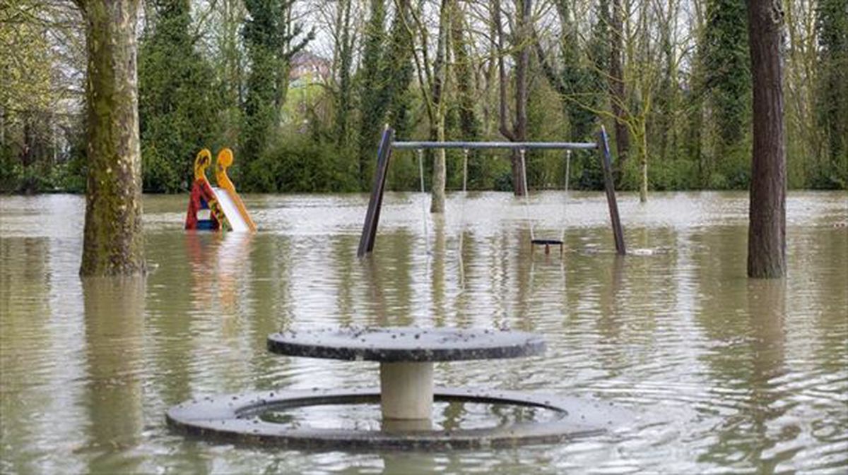 Un parque inundado en Vitoria. Foto: EFE