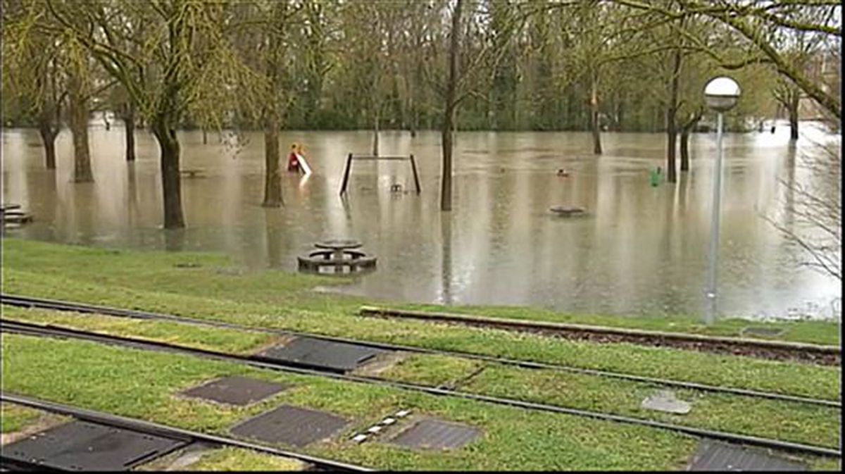 Un parque inundado en Vitoria. Foto: EFE