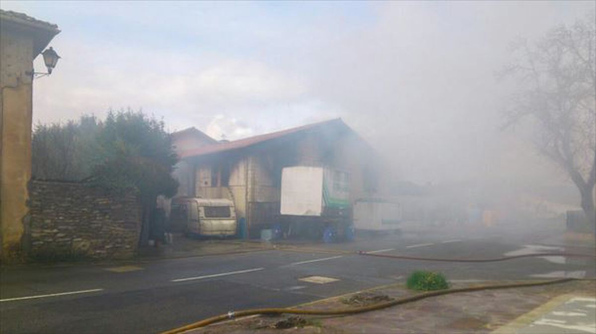 El fuego ha afectado a la empresa Ondarribi que guardaatracciones de feria. Foto: Bomberos Euskadi