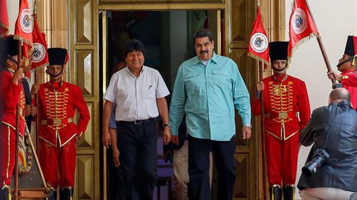 El presidente de Venezuela Nicolás Maduro (2d) camina junto a su homólogo de Bolivia Evo Morales.