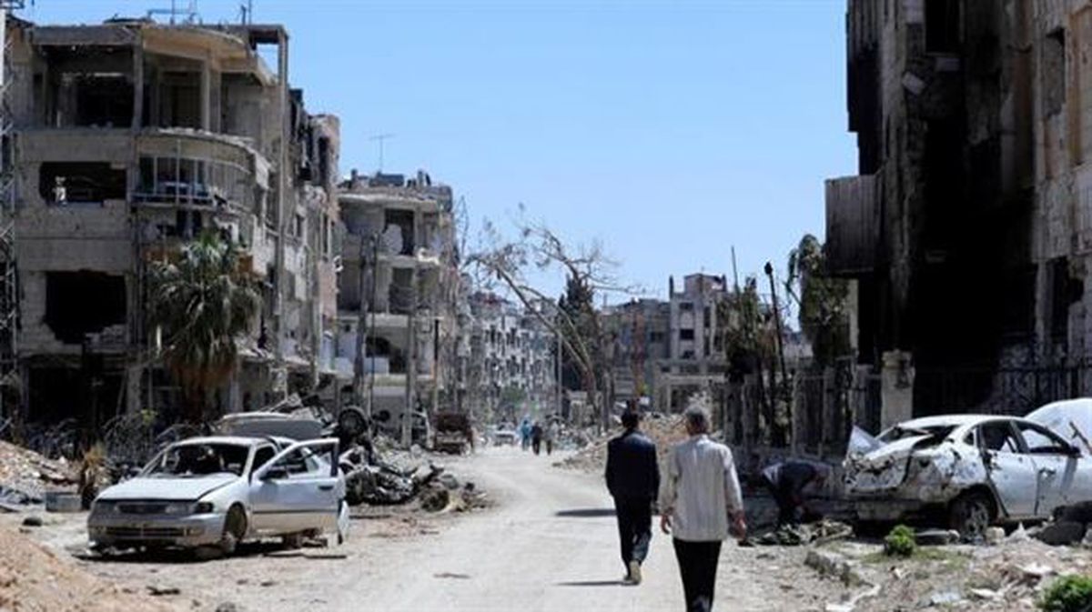 Vista general de una calle en ruinas en Duma (Siria). Foto: EFE