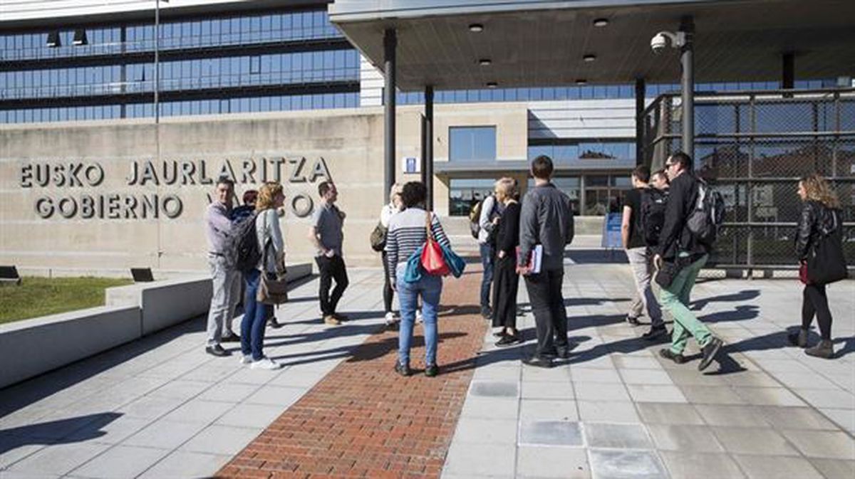 Representantes de los sindicatos Steilas, ELA y LAB a su llegada a la sede del Gobierno Vasco.