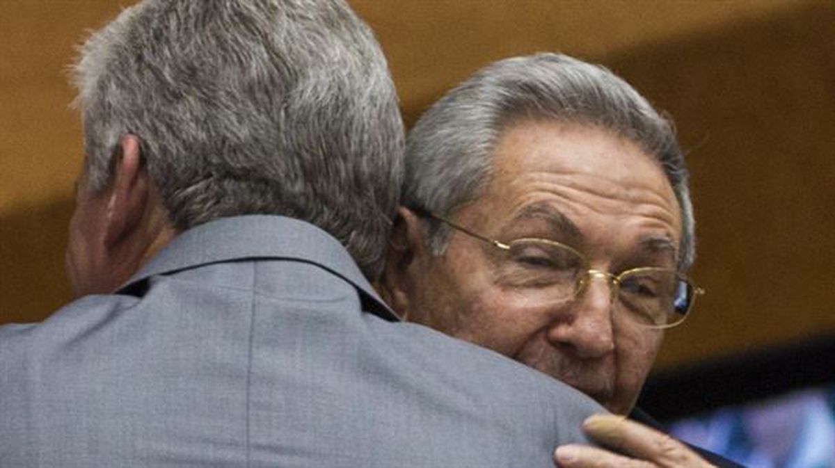 El actual primer vicepresidente de Cuba, Miguel Díaz-Canel, con Raúl Castro. Foto: EFE