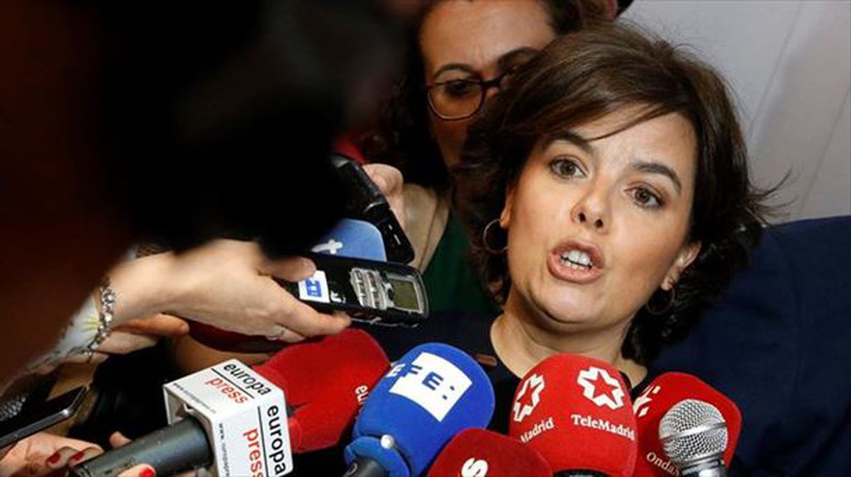 La vicepresidenta del Gobierno de España, Soraya Sáenz de Santamaría, atiende a los medios.