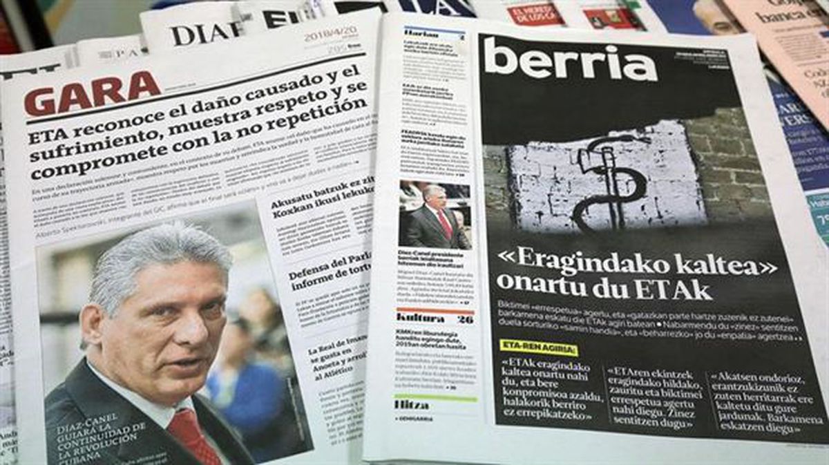 Foto del comunicado de ETA en los periódicos 'Gara' y 'Berria'.