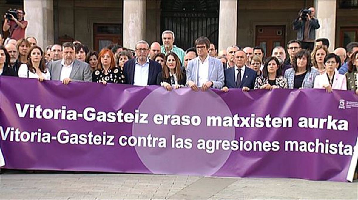 Concentración de celebrada en Vitoria-Gasteiz para denunciar el doble crimen machista. Foto: EiTB