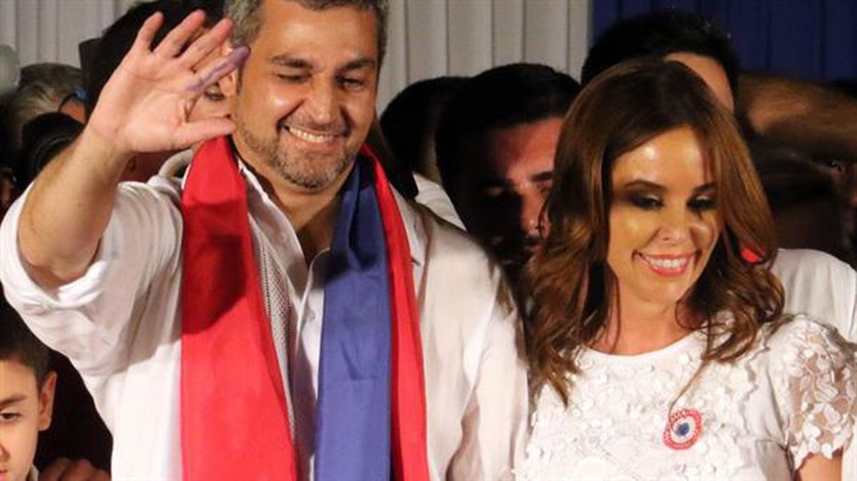 Mario Abdo Benítez posa junto a su esposa Silvana López tras ser elegido presidente de Paraguay.