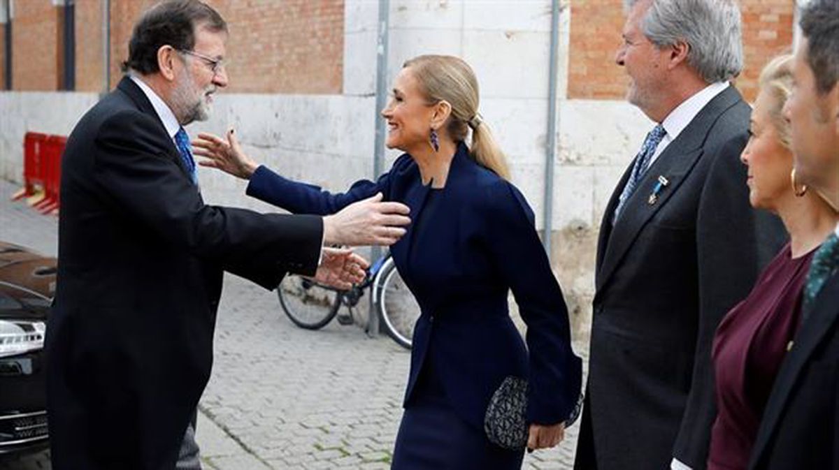 Mariano Rajoy eta Cristina Cifuentes Cervantes sarien banaketan. EFE