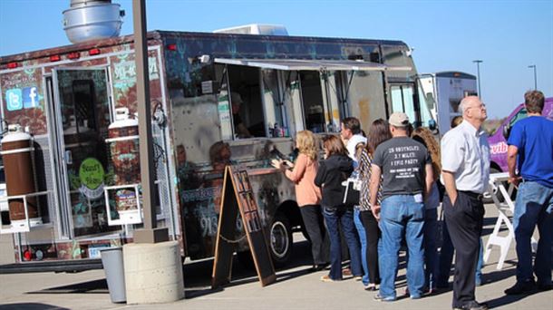 Cuatro empresas aspiran a poner en marcha los food trucks para verano