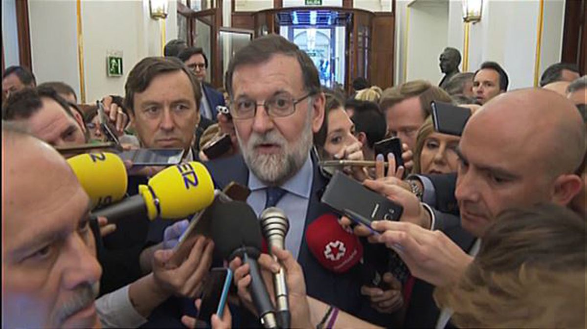 Mariano Rajoy Espainiako Gobernuko presidentea Diputatuen Kongresuko pasilloetan. ETB