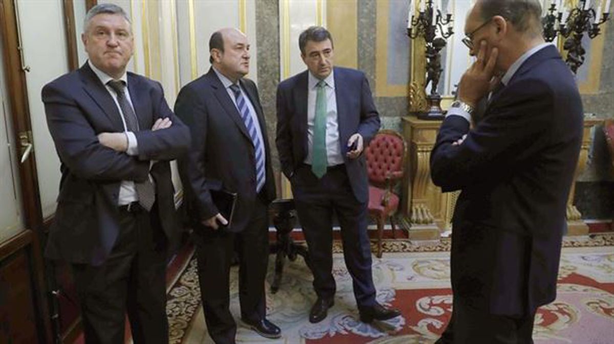 Andoni Ortuzar junto a los diputados del PNV en el Congreso. Foto de archivo: EFE