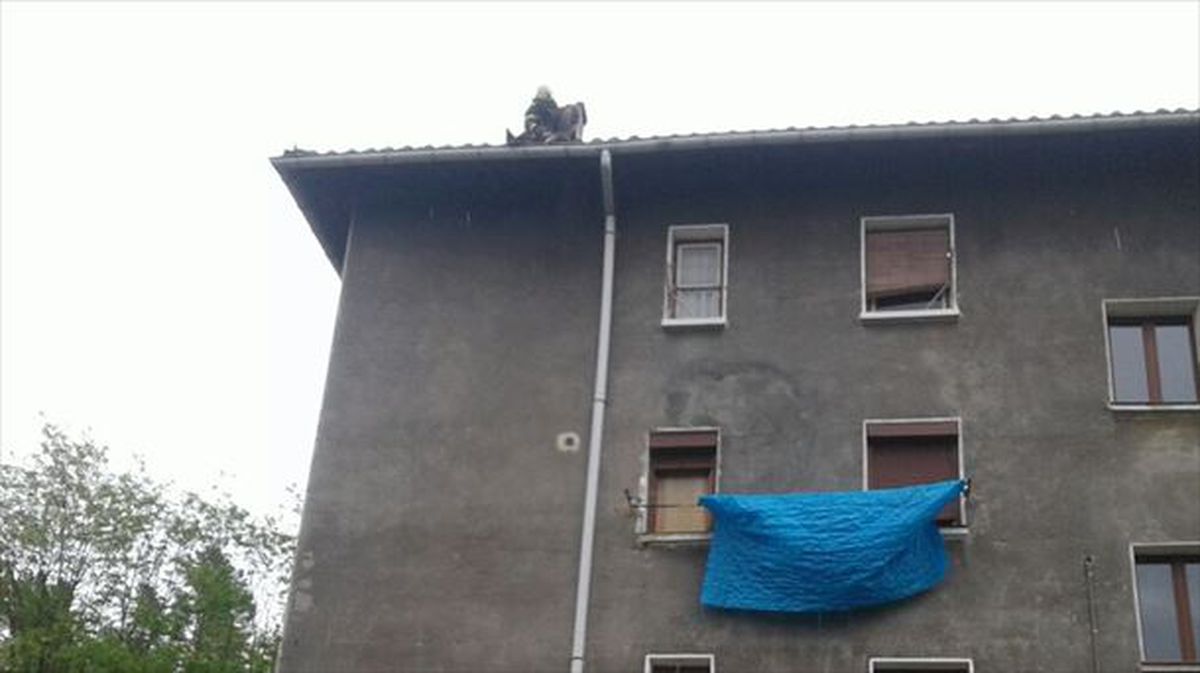 Un rayo partió la chimenea de un edificio de viviendas de Llodio. Foto: Bomberos Araba