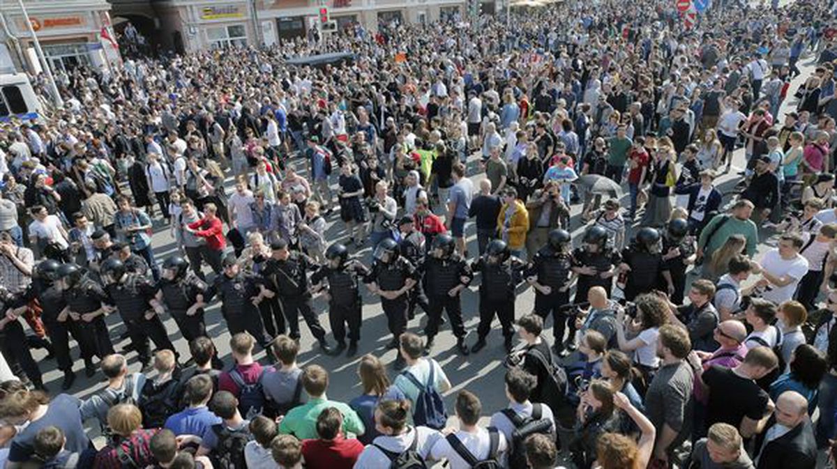 La Policía rusa intenta cortar el paso a los manifestantes. EFE