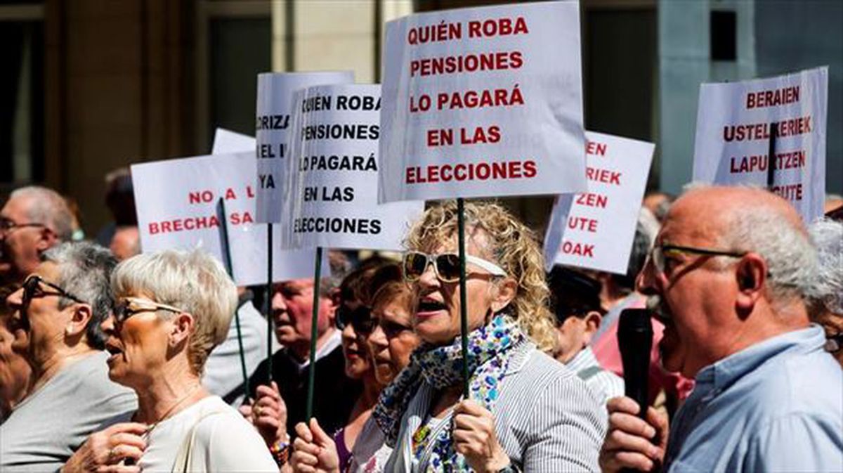Los pensionistas alaveses se concentran en Vitoria para exigir pensiones dignas. Foto: EFE.