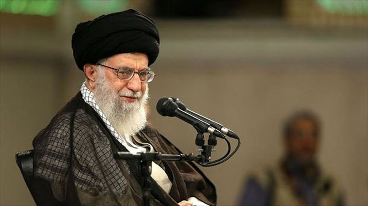 El líder supremo iraní, Alí Jameneí, durante una reunión con trabajadores iraníes, en Teherán.