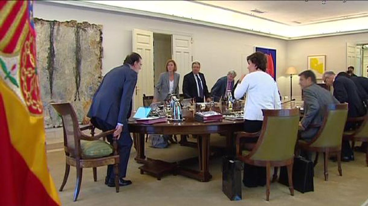 Mariano Rajoy atiende a los periodistas tras el Consejo de Ministros extraordinario. 