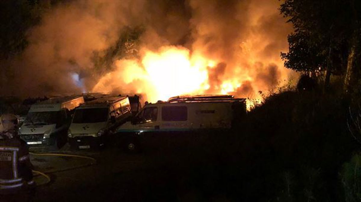 Imagen del incendio que ha calcinado 30 ambulancias de Ambuibérica. Foto: Bomberos Iurreta Twitter