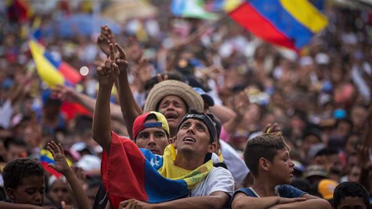 Miles de personas asisten a un acto del candidato a la Presidencia de Venezuela Javier Bertucci.