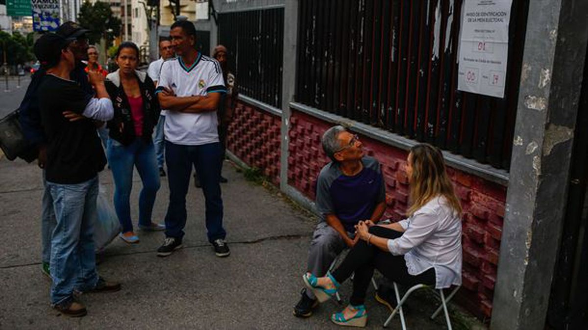 Votantes esperan a votar en Venezuela. Foto: EFE.