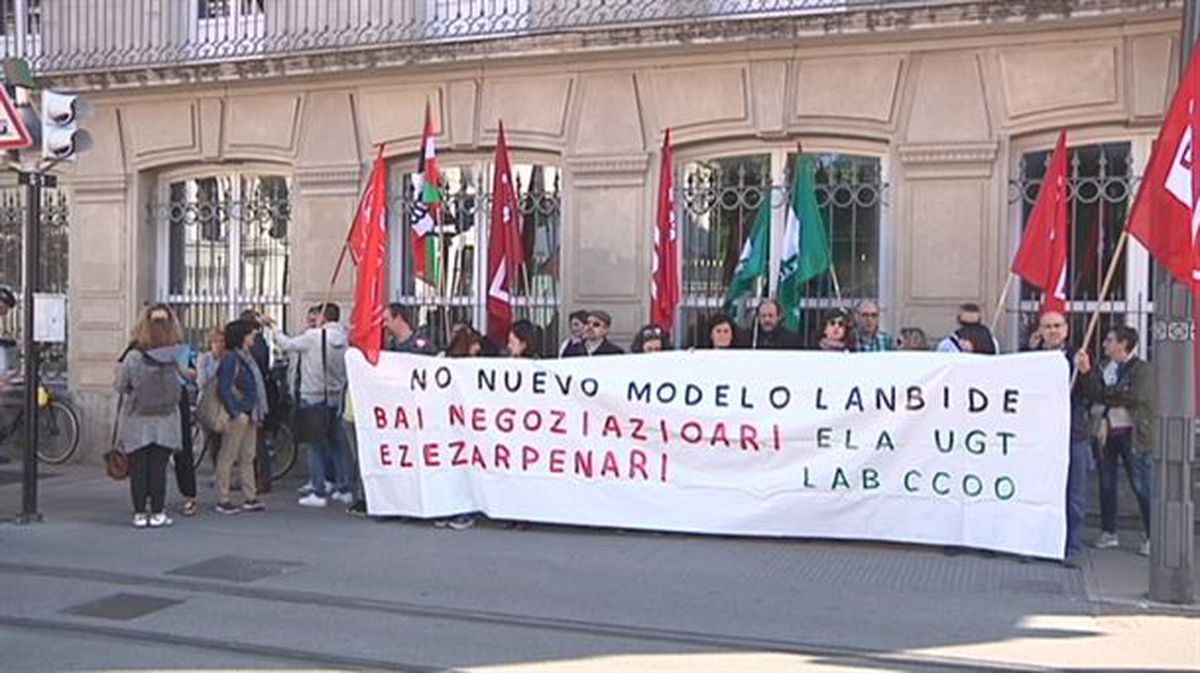 Protesta ante el Parlamento Vasco. Captura sacada de un vídeo de ETB. 