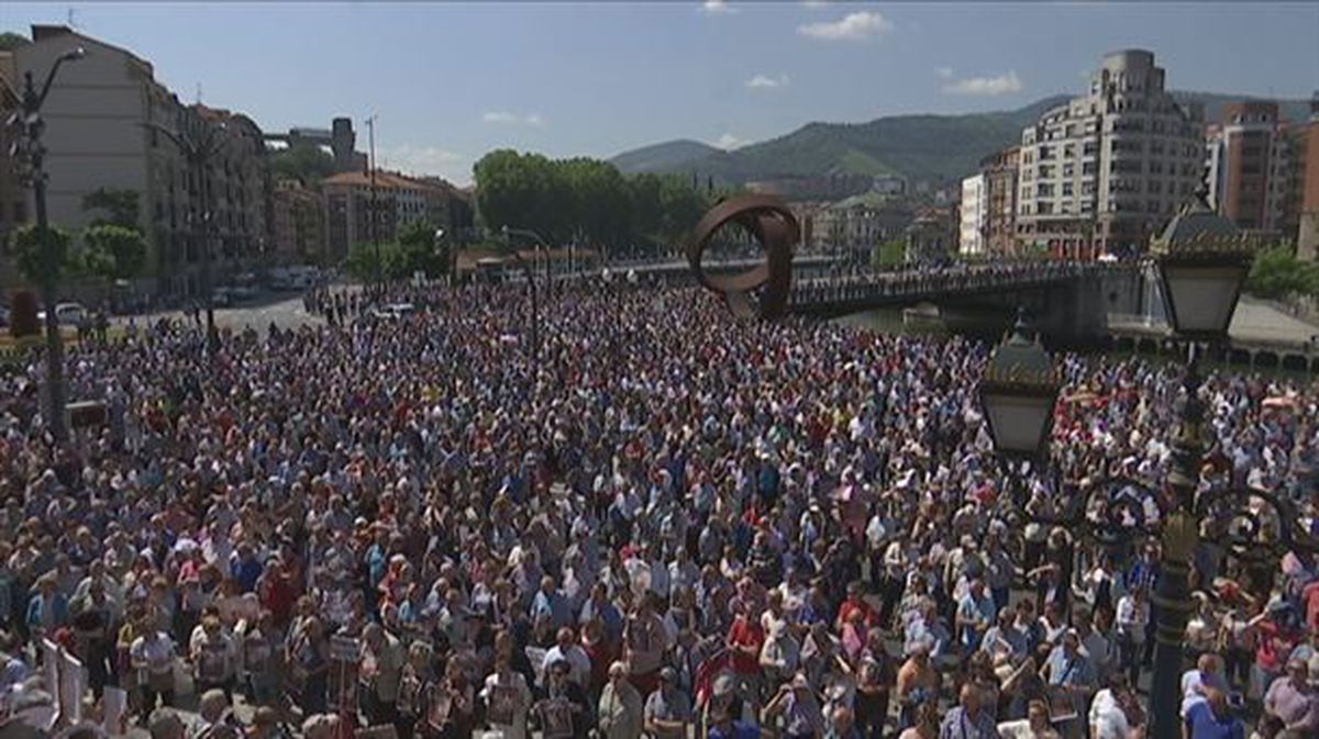 Miles de personas reclaman en Bilbao, como cada lunes, una pensión digna