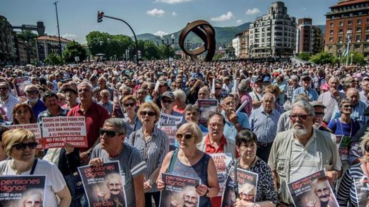 Miles de jubilados y pensionistas frente al ayuntamiento de Bilbao. Foto: EFE