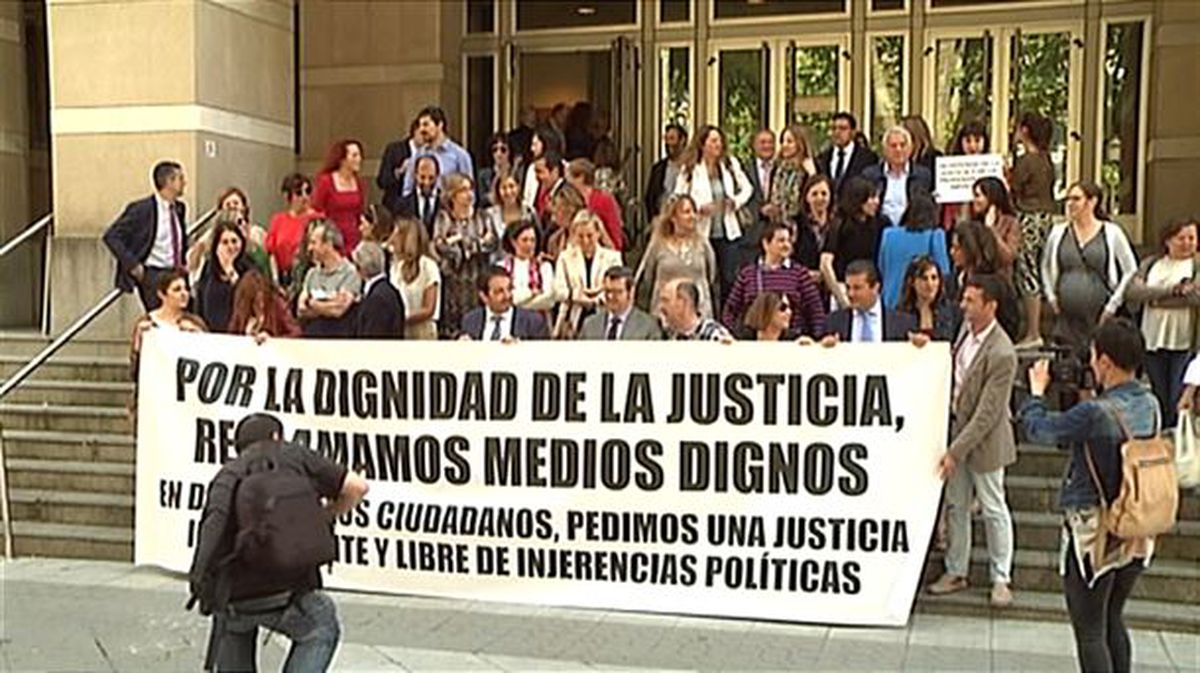 Concentración de jueces y fiscales ante la la sede del TSJPV. Foto: EFE