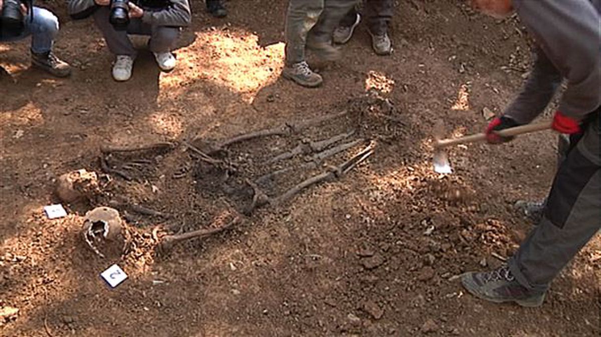El forense Paco Etxeberria durante la exhumación de Lenarotz. Foto: Euskadi Irratia