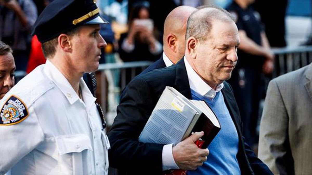 Harvey Weinstein Poliziaren aurrean entregatu da. Argazkia: EFE