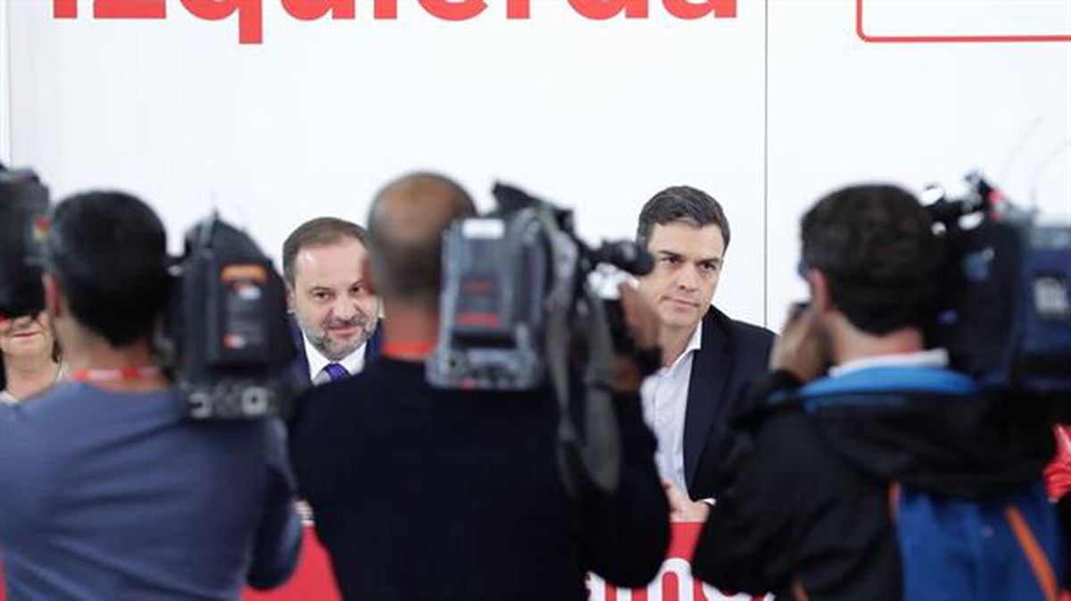 José Luis Ábalos y Pedro Sánchez, durante la reunión de la ejecutiva federal del PSOE / EFE.
