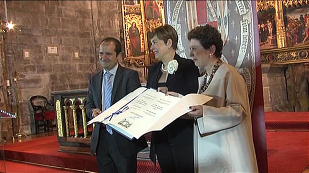 La presidenta y el director de la Coral reciben el galardón de Barkos / EITB.