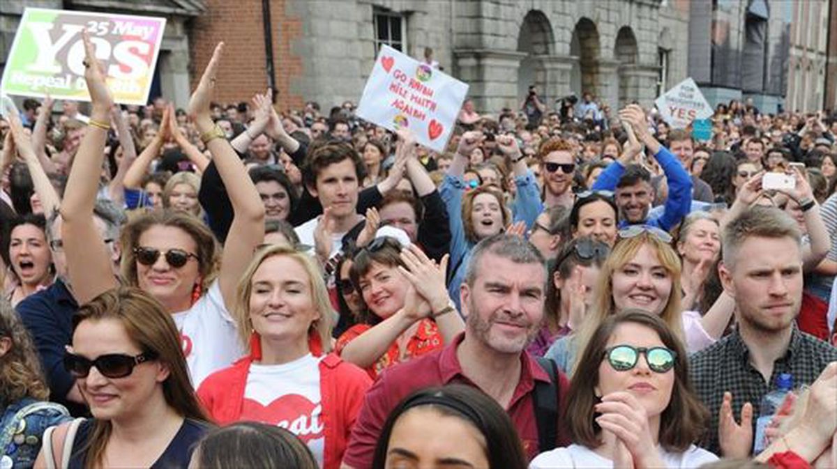 Partidarios de la liberalización del aborto esperan los resultados definitvos en Dublín. Foto: EFE.