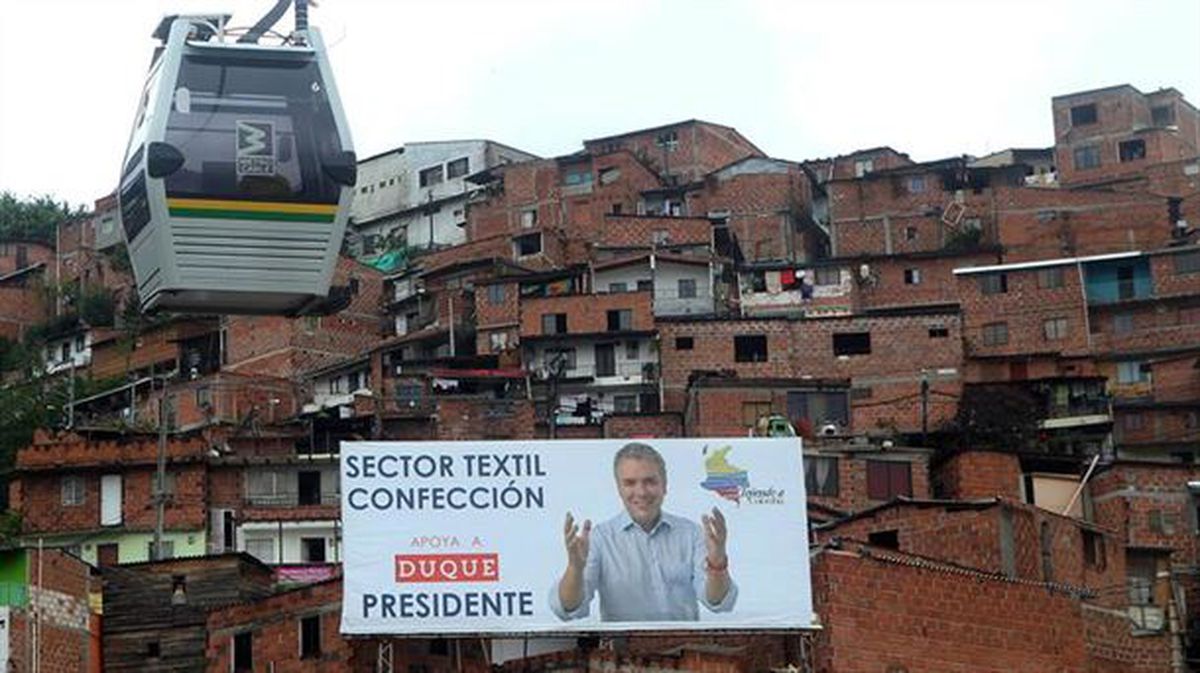 Cartel electoral del candidato Iván Duque, en Bogotá / EFE.