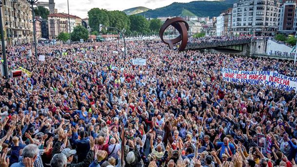 Imagen de archivo de una movilización masiva de los pensionistas en Bilbao. Foto: EFE