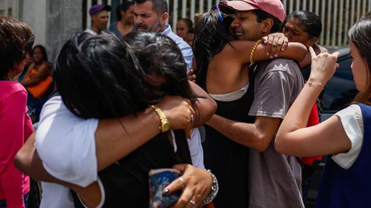 Familiares celebran en Caracas la puesta en libertad de los presos. Foto: EFE