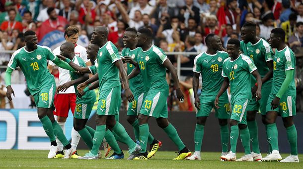 Los jugadores de Senegal celebrando el primero de sus goles. Foto: EFE