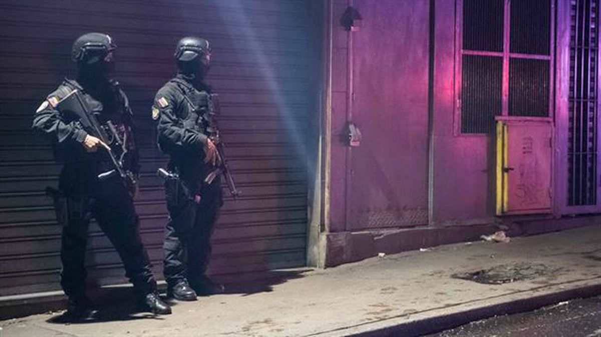 Dos soldados, junto a una zona donde se produjeron las explosiones en Caracas, Venezuela