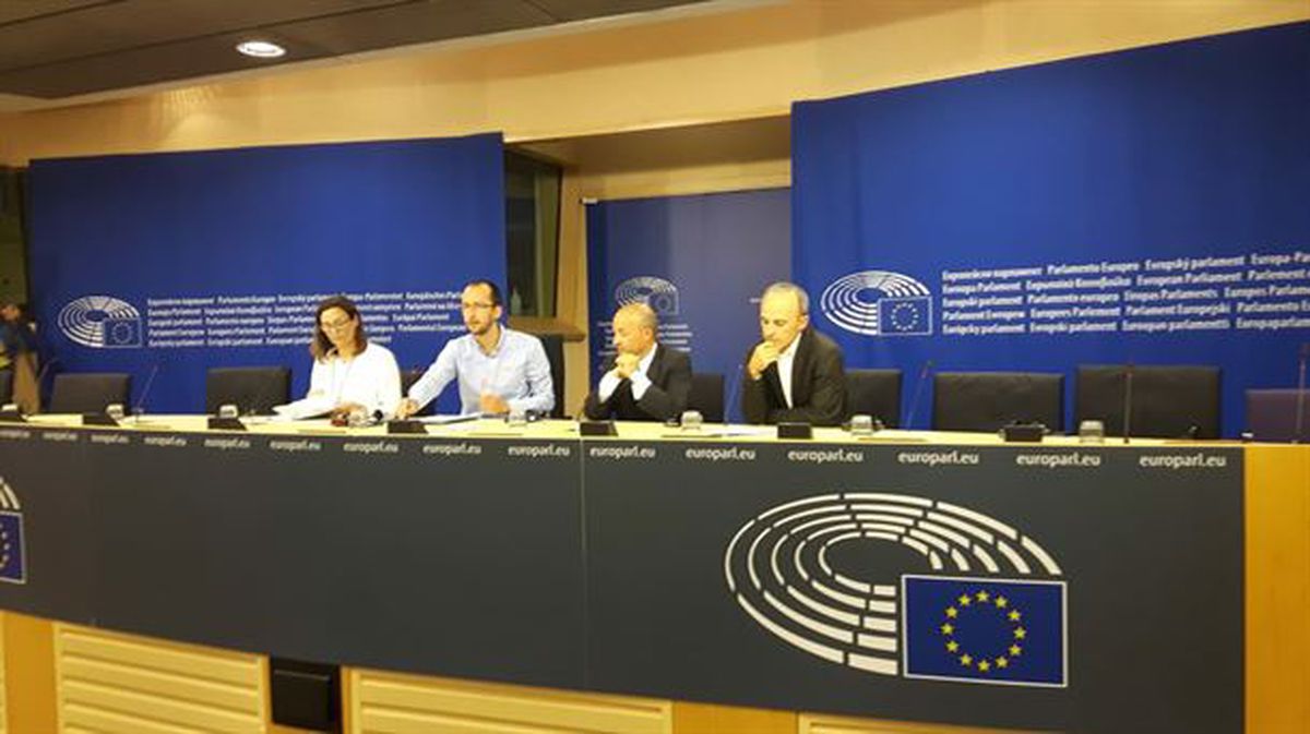GuraSOS elkarteak Europako Parlamentuan salatu du Gipuzkoako erraustegia. Argazkia: GuraSOS