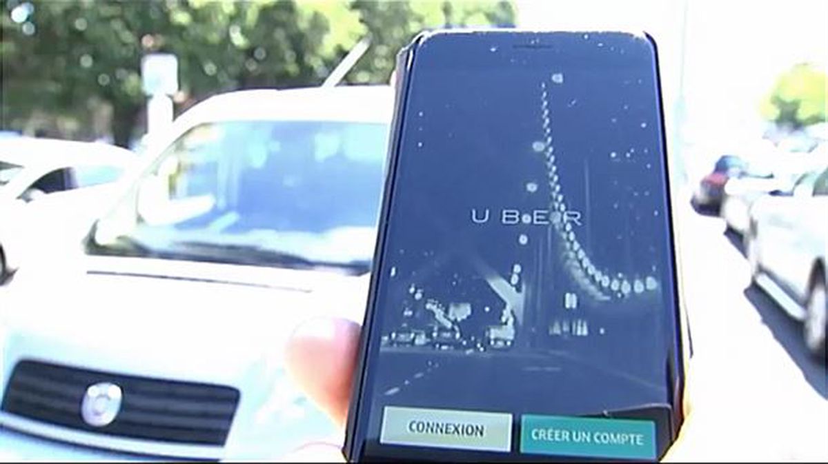 Un usuario consulta el servicio Uber. Imagen obtenida de un vídeo de ETB